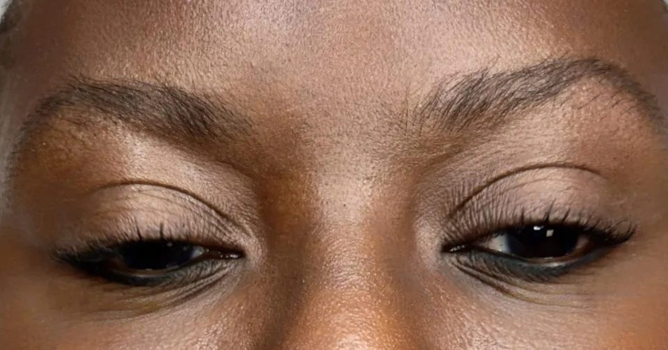 Sourcils avant la séance de NanoBrows : ligne clairsemée