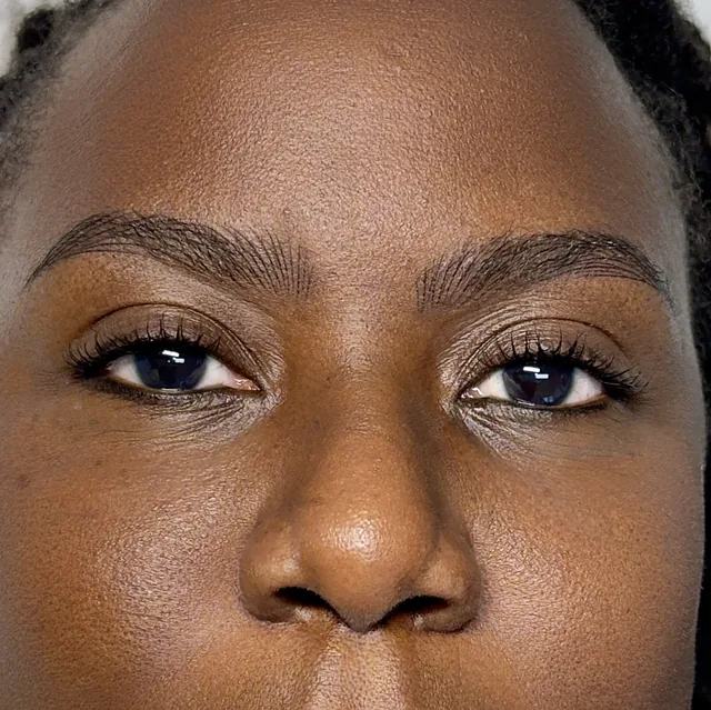 Après la séance : des sourcils dessinés poil à poil
