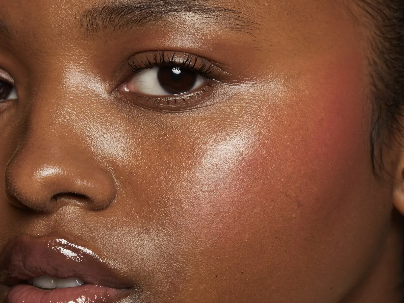Gros plan sur une peau lumineuse et hydratée, au regard serein