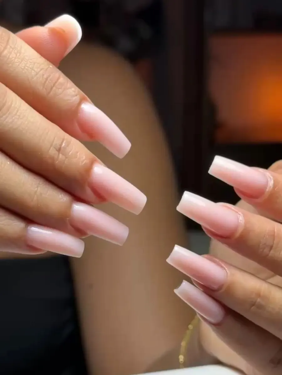 Des ongles longs et carrés, en rose nude laiteux